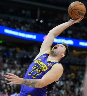 Penampilan gemilang Luka Doncic dengan 32 poin membantu Lakers akhirnya meraih kemenangan di Denver.