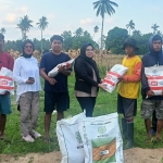 LMP Parigi Moutong Dukung Ketahanan Pangan, Selpina Basrin Serahkan Bibit Jagung kepada Petani