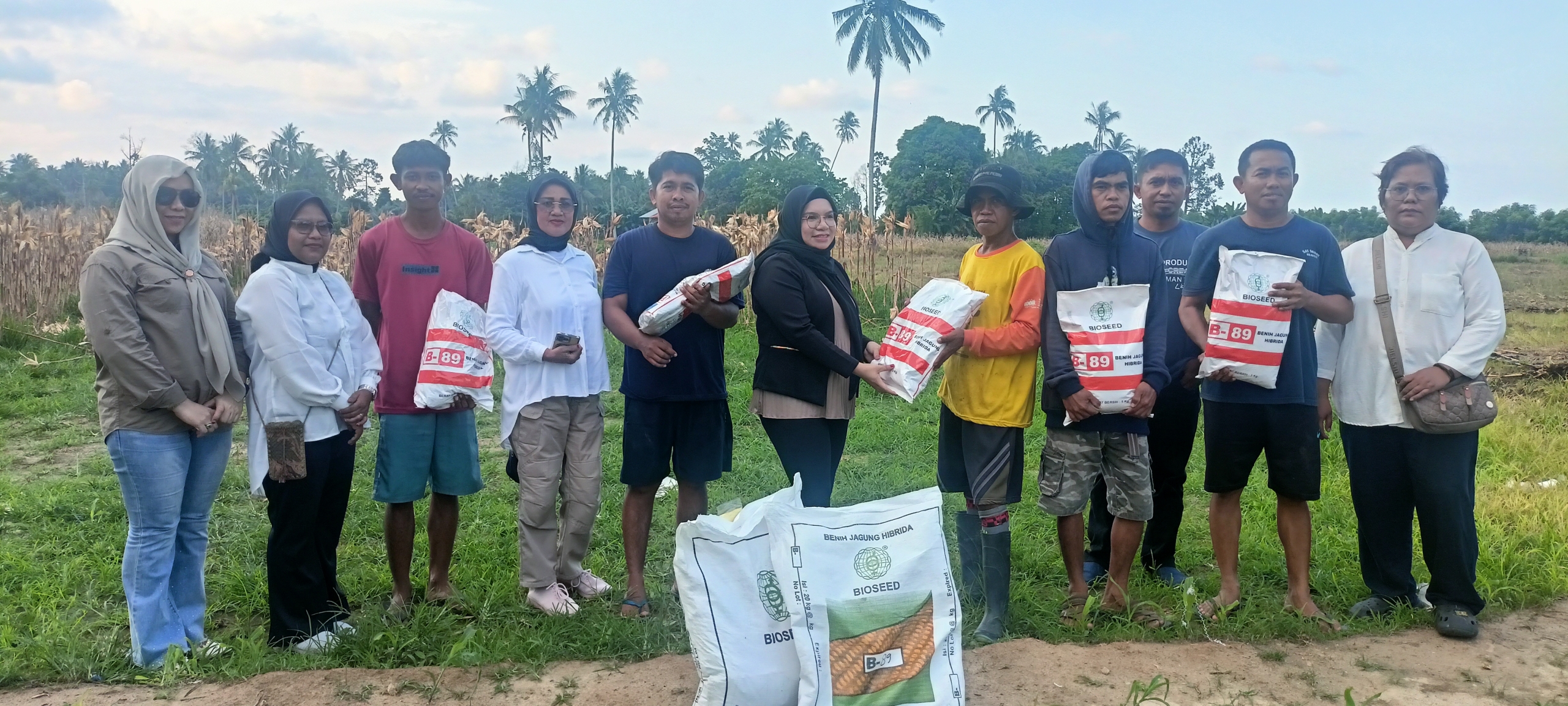 LMP Parigi Moutong Dukung Ketahanan Pangan, Selpina Basrin Serahkan Bibit Jagung kepada Petani
